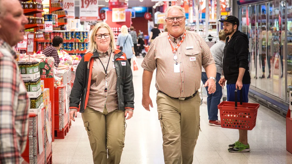 Icahandlarna Paul "Dino" Larsson och Moa Lilja har tillit till sina medarbetare på Ica Maxi i Visby. 
