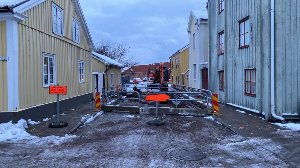 Rådhusgatan i Västervik. Västervik miljö och energi drar fjärrvärme till en fastighet.
