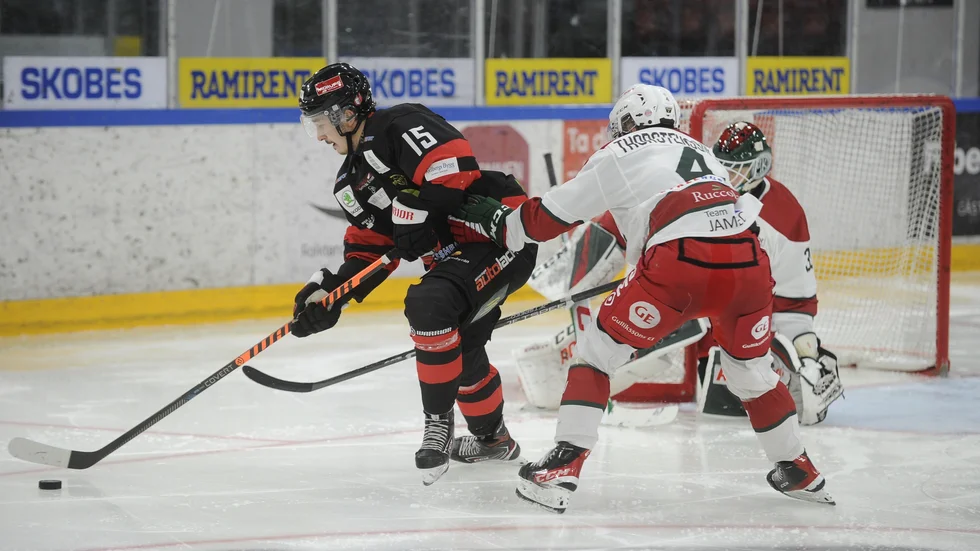 Jesper Schiöler hade ett antal fina chanser att göra mål mot topplaget Väsby. Gästerna vände underläge 2-1 till seger efter straffar med 3-2.