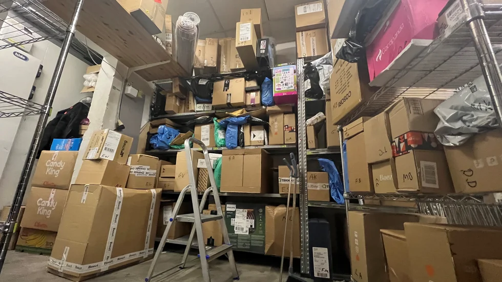 Ica Safirens lager är fyllt av paket från golv till tak.