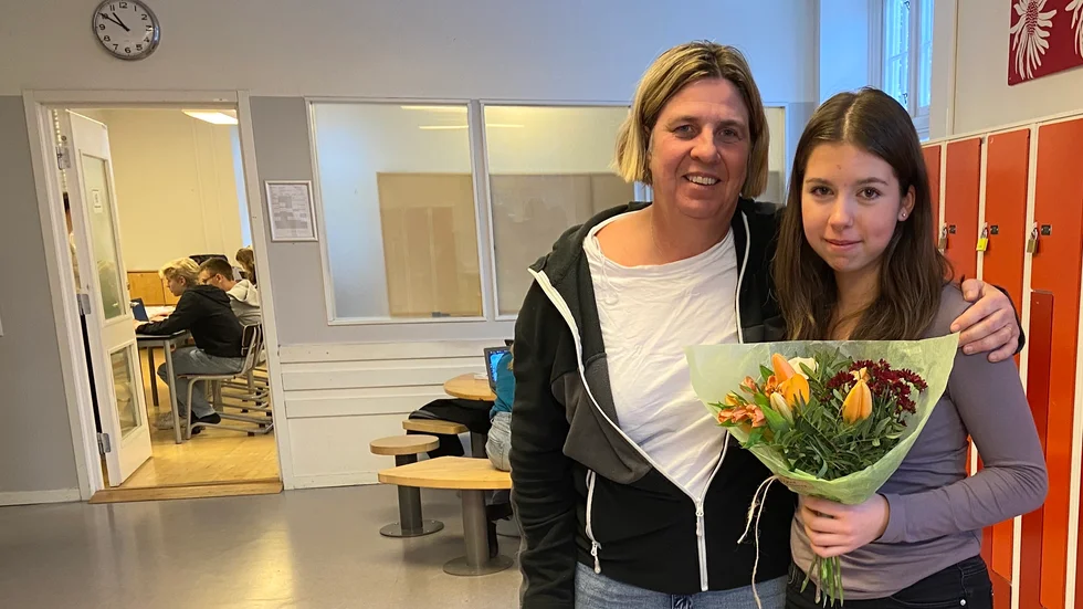 Matte- och NO-läraren Lotta Eriksson gratulerar eleven Alma Johansson som utsetts till årets idrottstalang på flicksidan i Strängnäs kommun. "Ett bra val", tycker Lotta Eriksson, mor till två tidigare mottagare av priset.