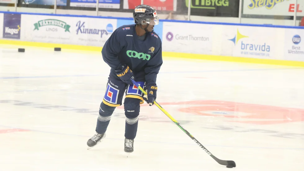 Leo Landor i träning med Visby Roma. Nu är forwarden klar för Nyköpings SK.
