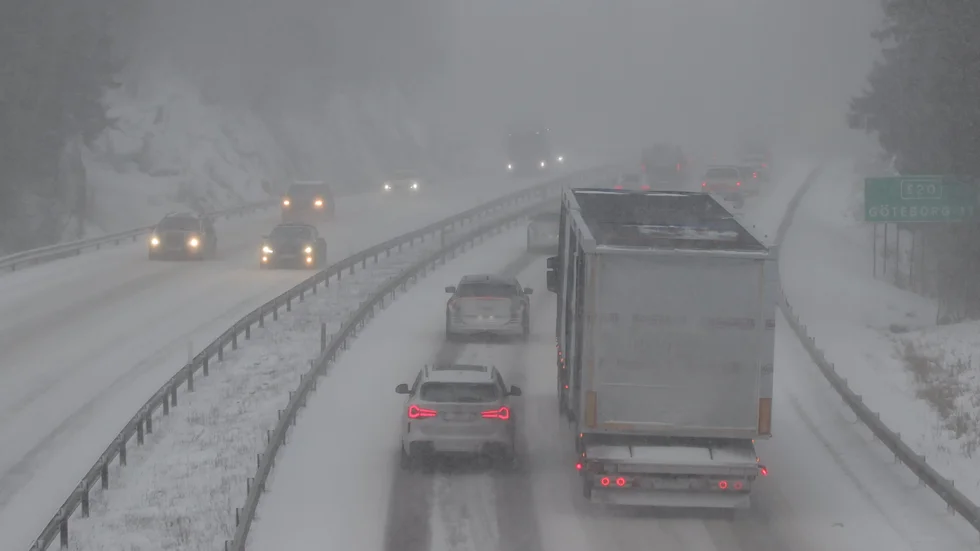 Ett ymnigt snöfall ställde till det i Västsverige på tisdagsmorgonen och i Stockholmsområdet på onsdagen. I dag drog ett nytt snöfall in i väst. Arkivbild.