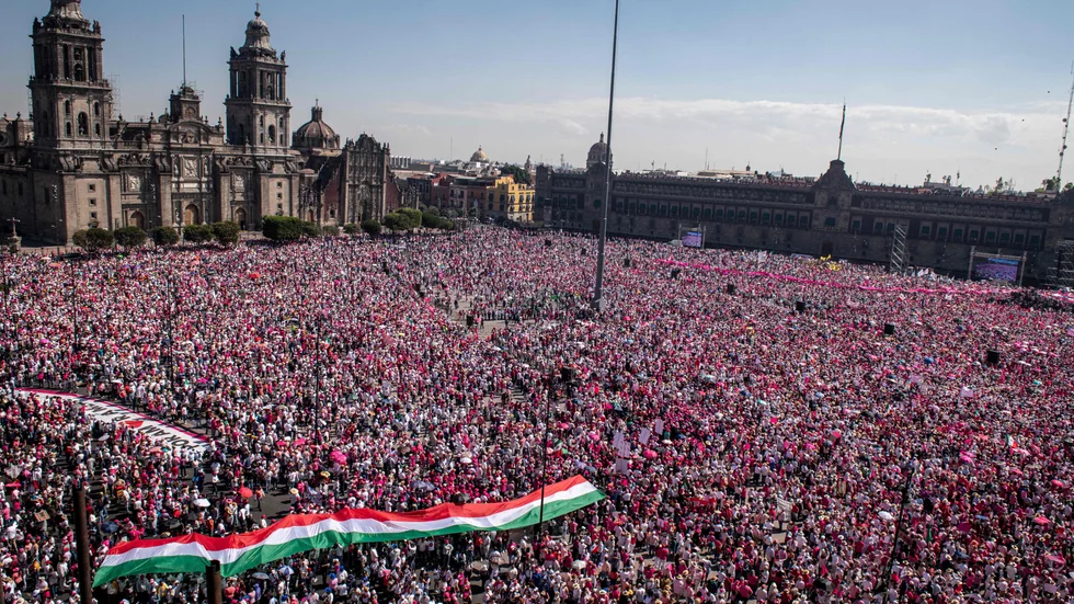 Mexico Citys huvudtorg El Zócalo fylldes av personer som protesterade mot ändringar i vallagen på söndagen.