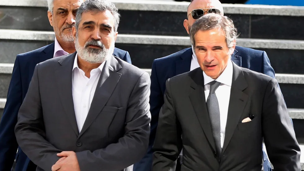 IAEA-chefen Rafael Grossi, till höger, anländer till ett möte med Mohammad Eslami, chef för Irans atomenergiorganisation (AEOI). Till vänster i bild är AEOI-talesmannen Behrouz Kamalvandi