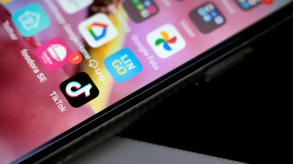 Pojken misstänks ha laddat ned barnpornografi från olika appar och sedan antingen ha spridit dem vidare, eller behållit dem själv. 