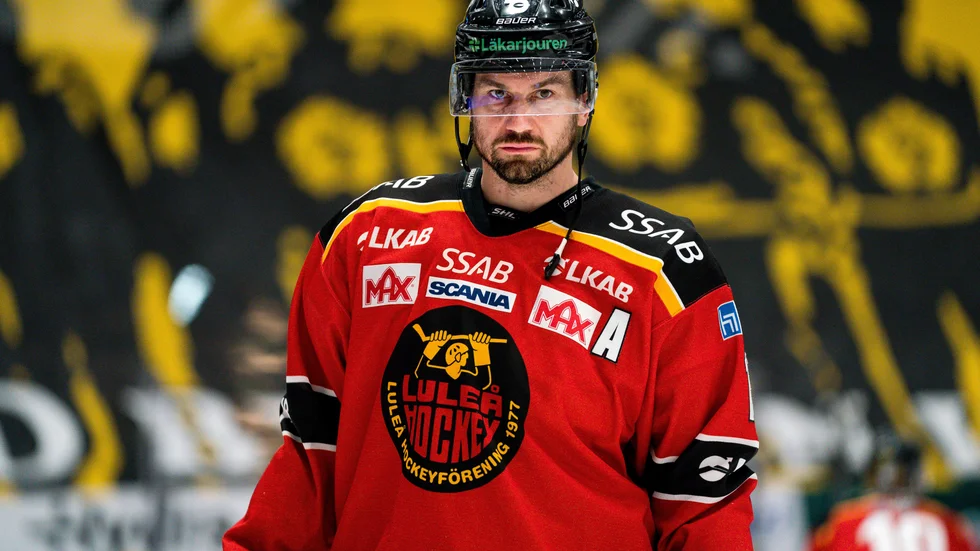 Efter Luleå Hockeys uttåg mot Skellefteå AIK på bortaplan i den sjunde kvartsfinalen för två år sedan trodde Niklas Olausson att han aldrig mer skulle spela i Luleå Hockey. Men under torsdagen är han tillbaka på samma plats och jagar revansch.