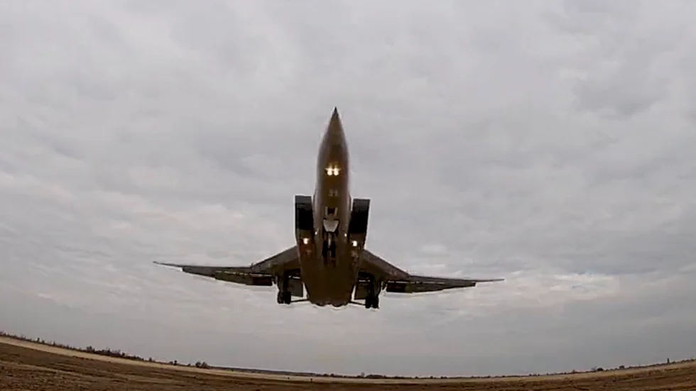 Ett ryskt bombplan, en Tu-22M3, lyfter från Ryssland för att patrullera över Belarus. Bilden kommer från det ryska försvarsdepartementet. Arkivbild.