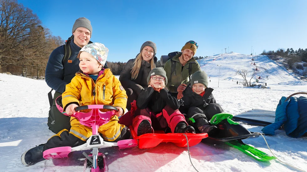 Knattarna Frans och syskonen Freja och Arvid Westling njöt av pulkaåkning och korvgrillning tillsammans med sina föräldrar Fredrik Andersson och Hanna och Rasmus Westling.