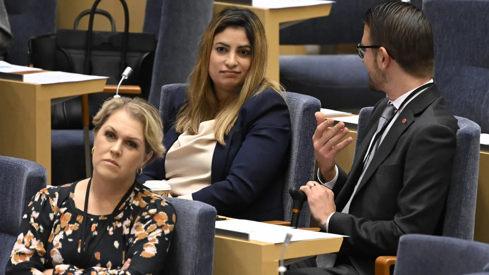Vardag i bänkarna under riksdagsdebatten, trots alla hot kring valet.