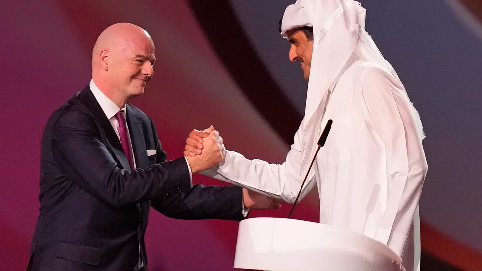 Fifas ordförande Gianni Infantino, till vänster, tillsammans med Qatars statsöverhuvud Tamim bin Hamad Al Thani under VM-lottningen tidigare i år. Arkivbild.