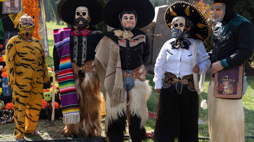 Inspiration till masktillverkning på Designlabbet under höstlovet tas från Mexico. Här en familj från Oaxaca vid en släktings grav. 