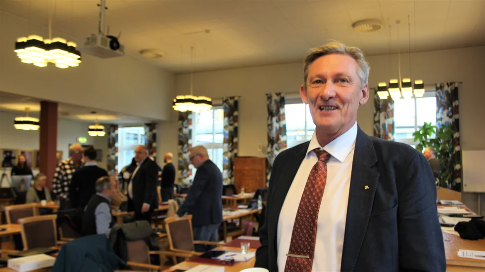 Tommy Aarna (M) upprepade en fråga flera gånger under fullmäktige. Först när han påmint om kommunallagen fick han svar. "Jag ville veta var pengarna till ökade politikerarvoden ska tas. Utan svar hade de kunnat tas från skolan eller vård och omsorg", säger han. 