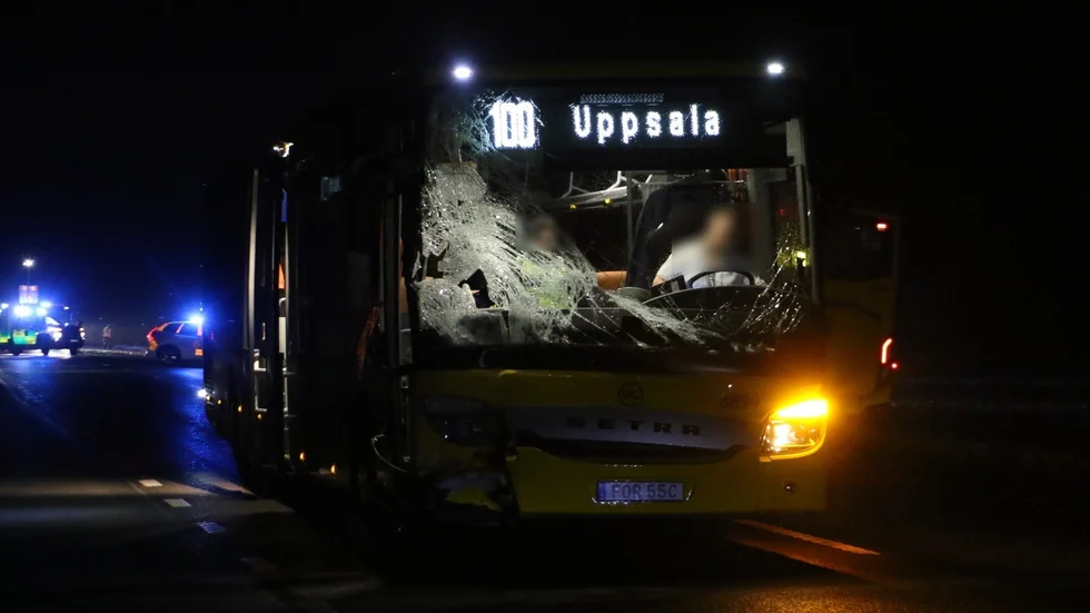En personbil krockade med en buss på väg 600 på måndagskvällen. 