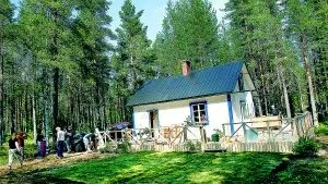 KLART! Torpet blev klart och står skinande vackert med veranda, gräsmatta på rulle, spektakulärt dass och bastu. I dag är bilden en annan konstaterar de som besökt platsen medan TV-kamerorna gick.