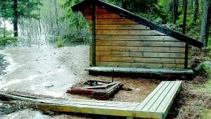 SVÅRGRILLAT. Den här grillplatsen utmed Kamlungeforsen är i nuläget oanvändbar, och om vattnet fortsätter att stiga riskerar den att spolas bort helt.