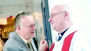 LÅNG PRÄSTGÄRNING. Lennart Edquist började sin prästgärning i Luleå och arbetade de första månaderns i Luleå domkyrka. Det var för 41 år sedan. Med på bilden är konstnären Ola Taube.