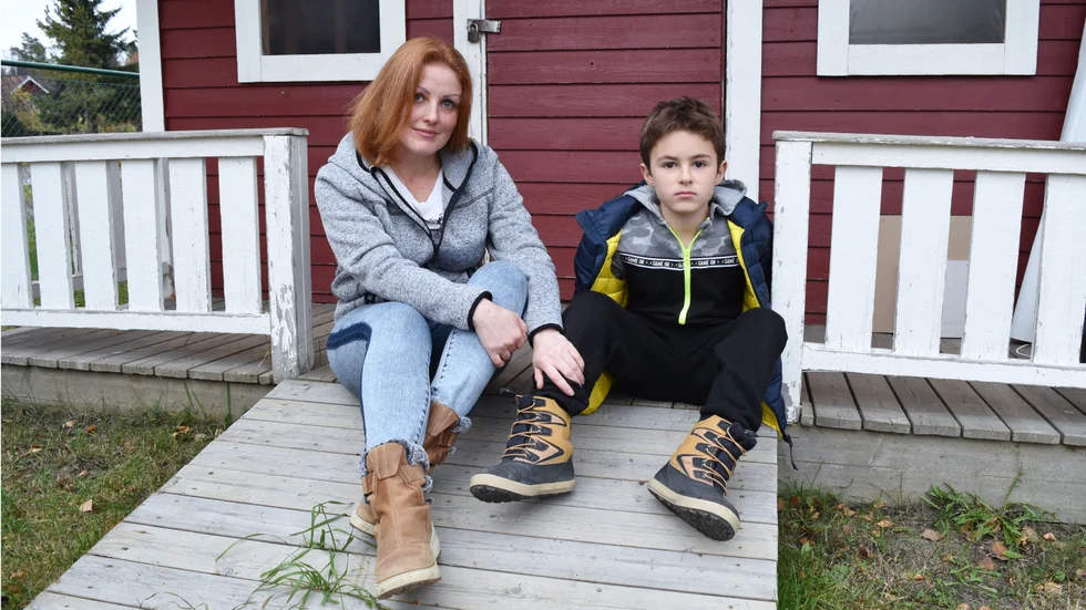 På baksidan av boendet finns en lekplats i förskolestil. Yehor Kotyk har redan fått flera svenska vänner i området. 