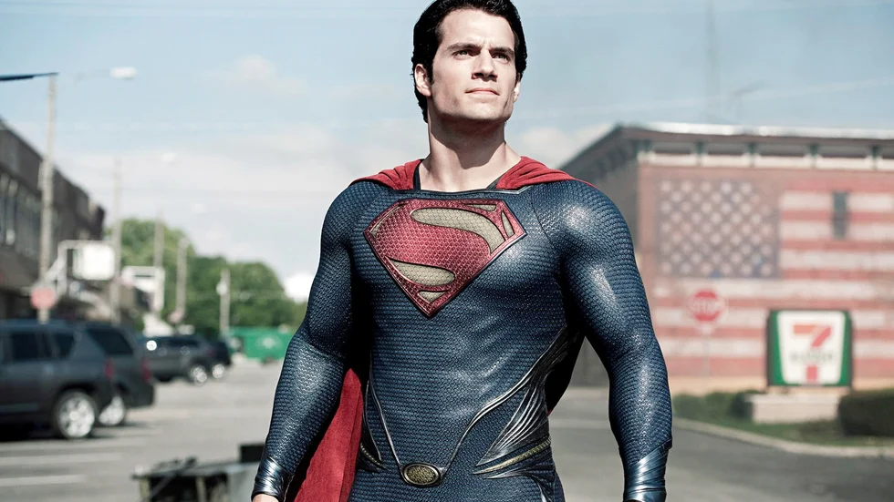 Henry Cavill drar på sig Stålmannendräkten igen. Pressbild.