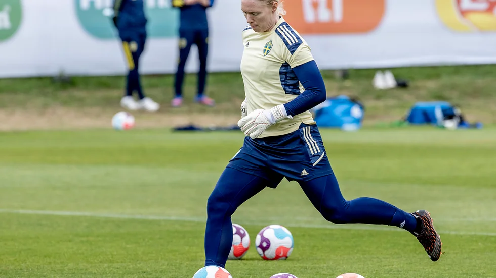 Hedvig Lindahl har bra klös i dojan och är en tänkbar straffskytt för Sverige.