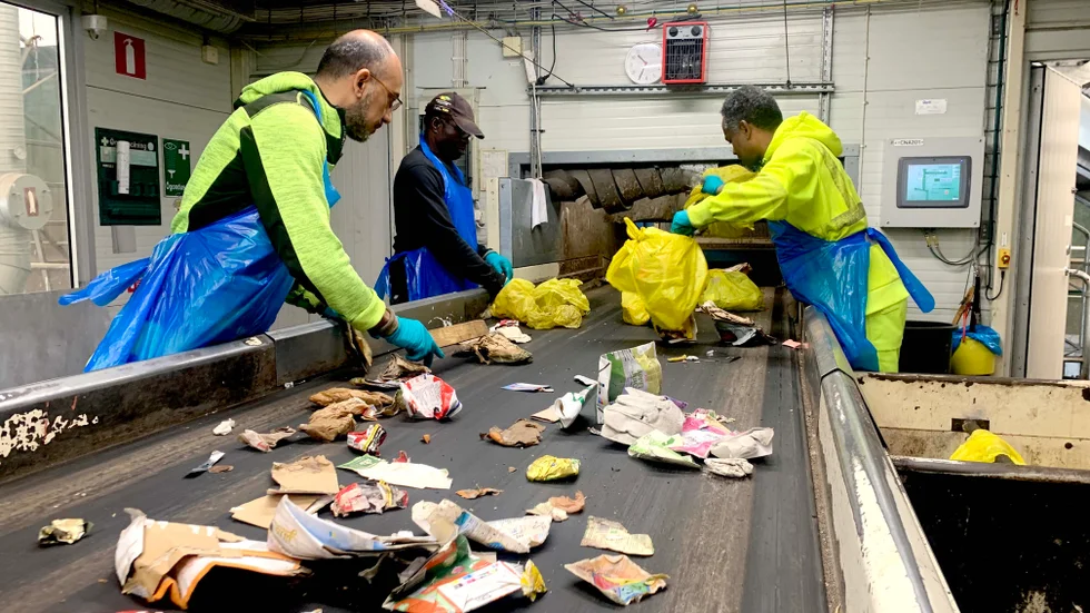 Innehållet i alla gula färgsorteringspåsar hamnar förr eller senare på ett rullband på återvinningscentralen. Här sorteras allt som inte hör hemma i kategorin pappersförpackningar bort manuellt.