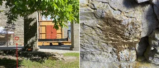 Romateatern glömde färghink framme – utsattes för skadegörelse • Behöver tvättas med ”skalpell och ångtvätt”
