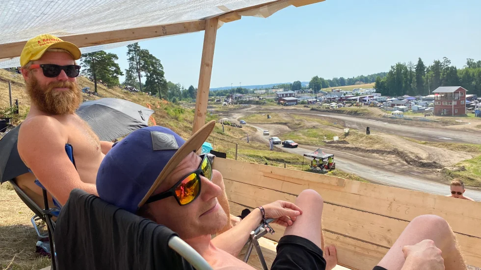 Folkrace är livet. Motalakillarna Dennis Bergqvist och Alfred Jönsson byggde sitt eget solskydd på publikberget på Folkracefestivalen. Där kunde de njuta, efter att själva ha blivit utslagna ur tävlingen. Men glädjen fanns kvar ändå.