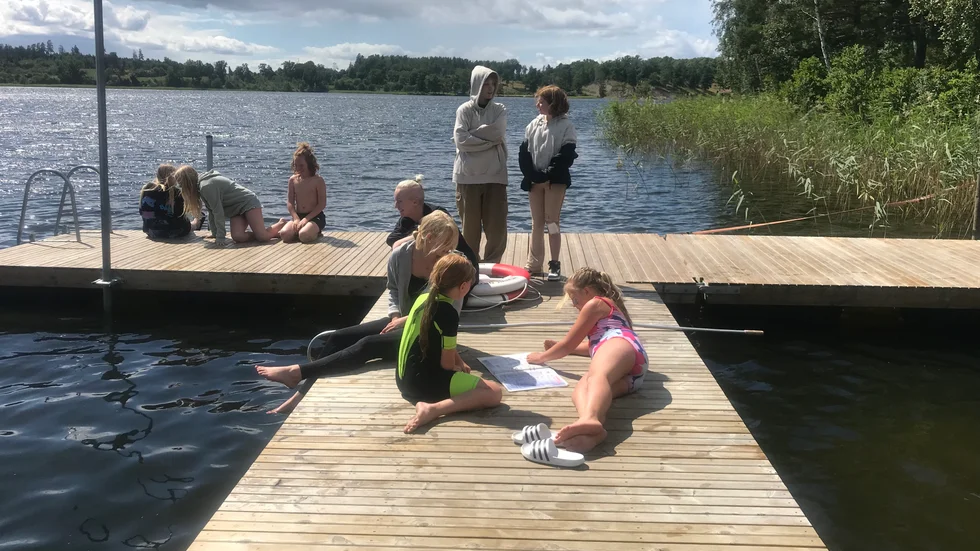 Stjärnhovs IK håller simskola hela sommaren. "Det är en bra stämning och det är kul", tycker deltagarna. 