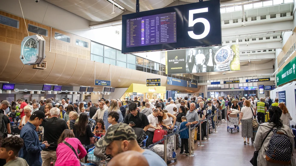 Med tanke på klimatläget, borde det inte vara så många resenärer på flygplatserna, menar insändarskribenten.