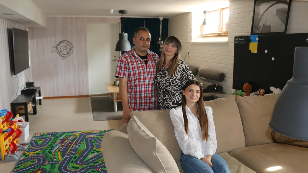 Kinan, Yulia och dottern Diana har varit med om mycket. I dag bor de i en lägenhet i Jävres kustkyrka.