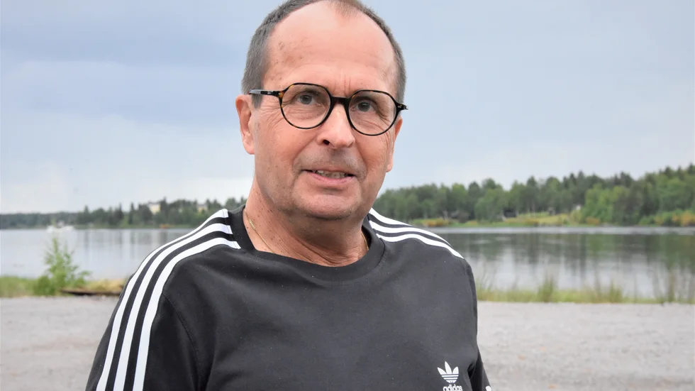 Karl-Göran Lindbäck, Fritids- och Kulturchefen, säger att isaggregatet ska vara igång i mitten av oktober.