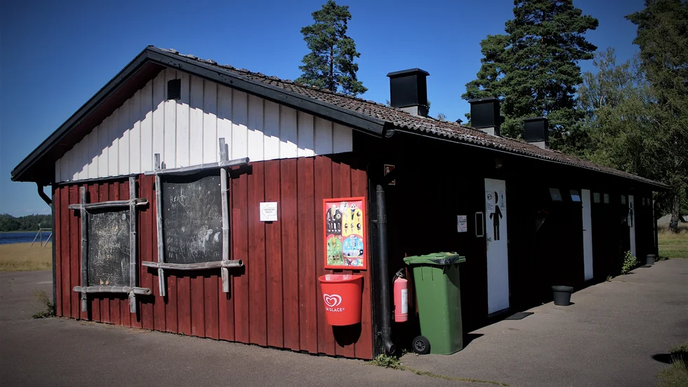 Tomt, strand, byggnader. Nu ska allting säljas. Pinnarp camping är drygt 4 hektar stor, med ytterligare knappa 4 hektar tillhörande vattenarea. Här finns bland annat runt hundra husvagnsplatser och sex stugor. Utgångsbud: 4 500 000 kronor.