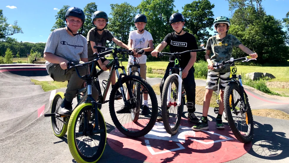 Alexander Ehrin får bidrag från kommunen för att genomföra träningar på pumptrackbanan vid Toresunds IP, ett flertal gånger under sommaren. På tisdagen gav han tips till Leo Eriksson, 12, Oscar Bussler, 10,  Hugo Wallén, 10 och Vidar Lövgren, 9. 