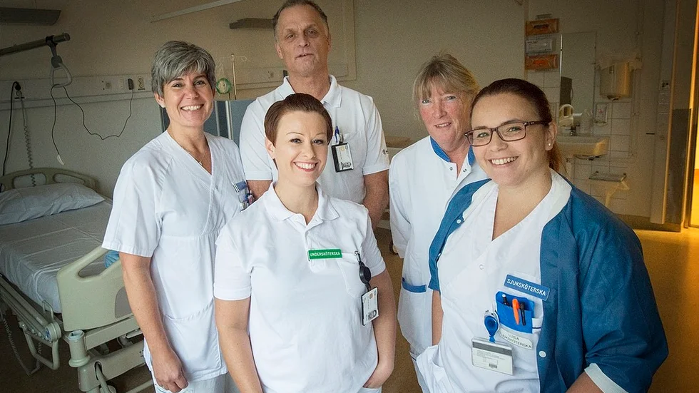 Patientgruppen på onkologmottagningen vid Nyköpings lasarett är mycket tacksam och kontakten med patienterna är det bästa med jobbet, menar frv Helena Holmér, Sara Palmgren, Urban Lundstedt, Martha Sporrstedt, Luisa Olsson.