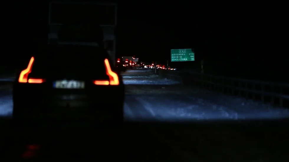 Frilansfotografen Filip Lundh blir vittne till hur flera bilister vänder och kör i motsatt riktning för att komma ur de köer som uppstod vid söndagens trafikolyckor på E 20.