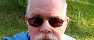 Dennis Österberg ringer 112 om krocken – då kör lastbilen in i olycksbilarna