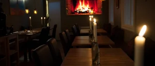 Thomas serverar grönkålschips och tryffel med dadlar till glöggen