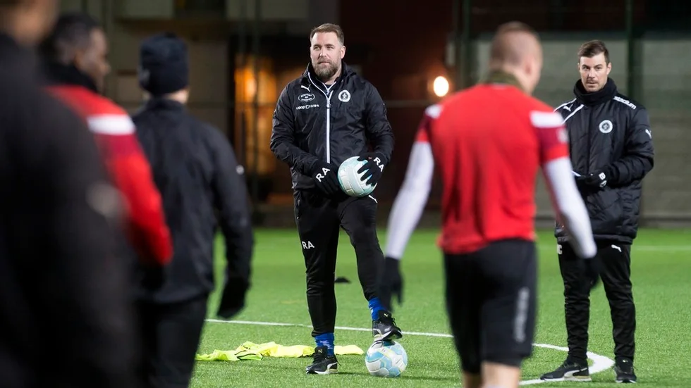 Robert Andersson (till vänster) lämnar Bissarna och blir huvudtränare för Hargs BK. Ett beslut som var tungt att ta då huvudtränaren Brian Clarhaut (till höger) och spelarna betytt mycket för honom.