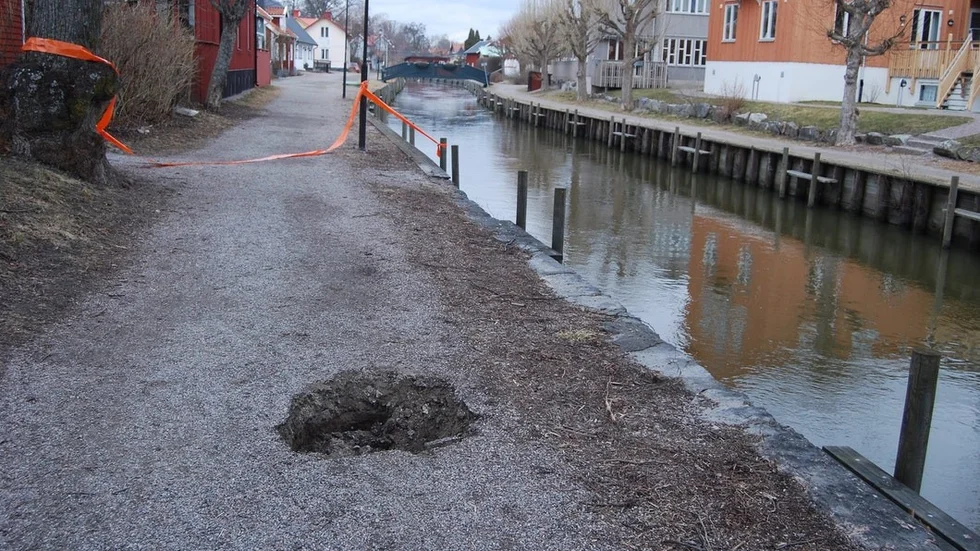 Hålet på bilden påminner om de hål som kommunen varnar för.