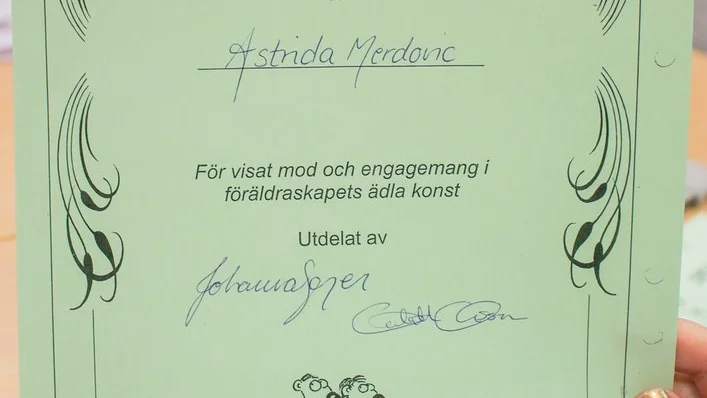Diplom för "visat mod och engagemang i föräldraskapets ädla konst".