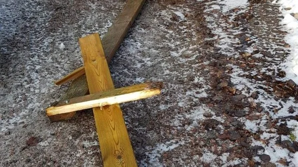 Bänkarna släpades efter bilar och lämnade spillror längs vägen.