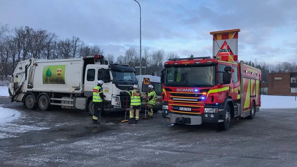 En sopbil, en taxi och en personbil var inblandade i en trafikolycka i Vilsta industriområde på fredagen.