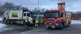 Lastbil, taxi och personbil i krock – en person till sjukhus