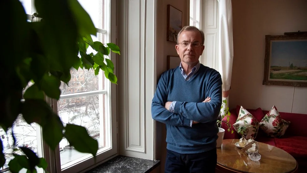 Stellan Ridderstrand har skrivit en bok om byggnadsvård för lägenheter. Hemma hos honom är smygpanelerna på sidorna om fönstren original från 1880-talet, medan fönster och fönsterbänkar är från 1930-talet. "Gamla renoveringar får gärna synas", säger han.