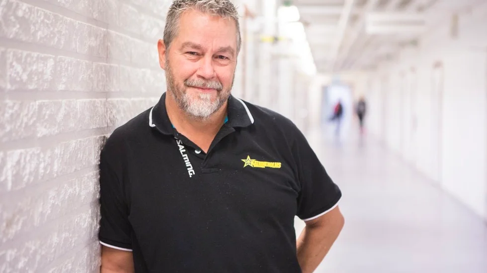 Anders Anderssons egen idrottsbakgrund handlar mest om fotboll och ishockey, varav den senaste sporten hjälpte honom i tränaruppdraget när han ledde 95/96-laget innan de blev juniorer.