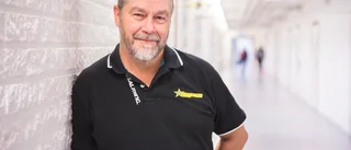 Hans röst välkomnar till hallen