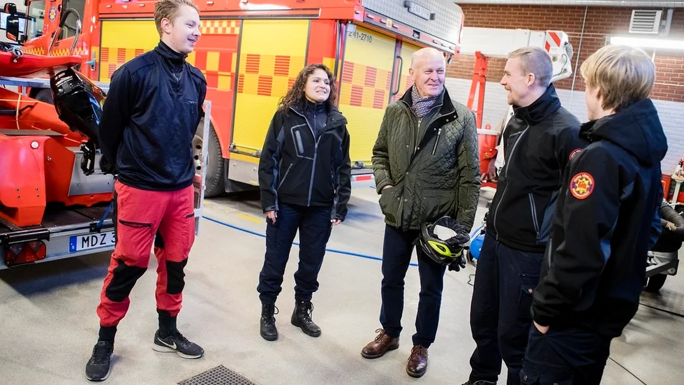 Filip Strindberg, Helena Svensson, Håkan Persson, Daniel Keränen och Albin Björling samlas på brandstationen i Vingåker.