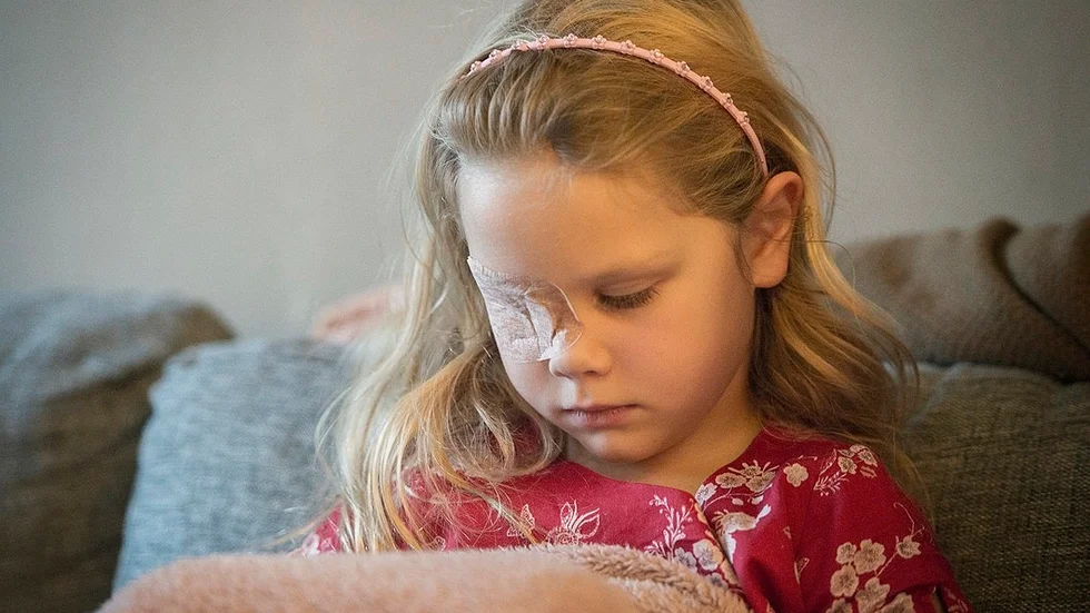 Wilda Granat låg på barnneurologen på Astrid Lindgrens barnsjukhus i nio dagar efter olyckan. Läkarna kan fortfarande inte ge besked om hon klarar sig utan men i framtiden men läkningstiden för ansiktsförlamningar kan ta över sex månader.