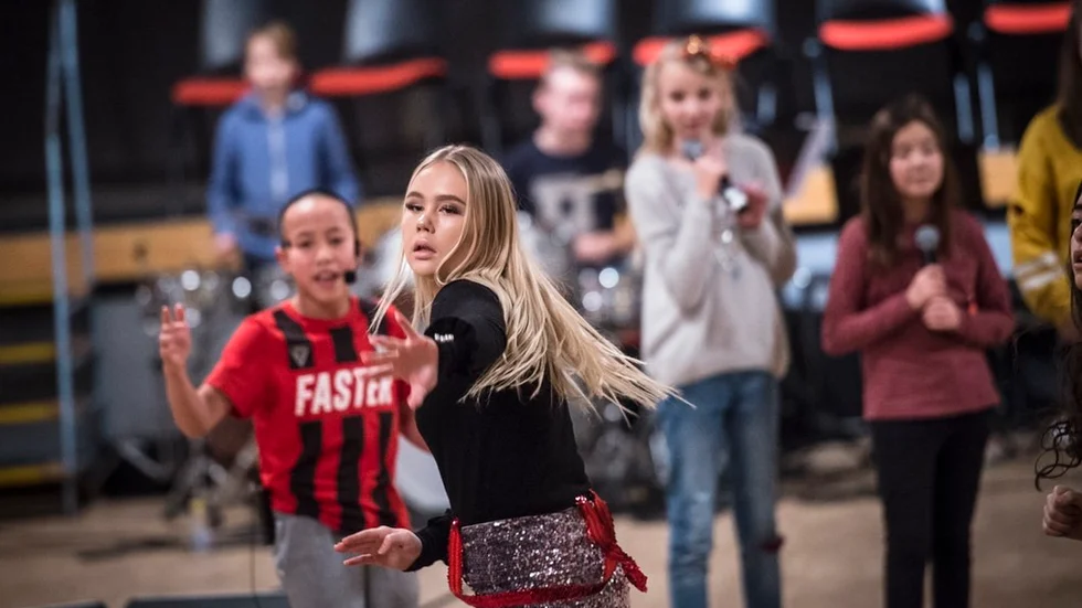 Kulturskolans körer, solister och dansare samverkar i showen. Här en bild från helgens repetition på Träffen i Nyköping.