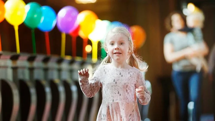Springpridefestivalen i Eskilstuna drog i gång och när Iris Brunkert kom till Klosters kyrka för att delta i kyrkans barntimme möttes hon av ballonger i regnbågens färger.